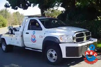 Professional Pioneer Square semi truck winching in WA near 98104