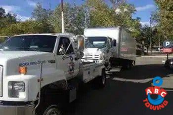 Well-equipped Shoreline box truck towing in WA near 98133