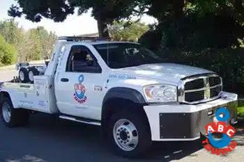 Well-equipped Sumner box truck towing in WA near 98352