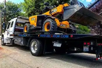 Shoreline heavy equipment towing for your trucks in WA near 98133