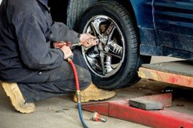 Emergency Des Moines tire change in WA near 98198